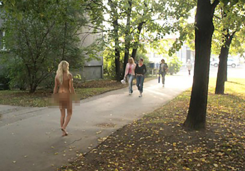 Голая девушка гуляет на улице фото