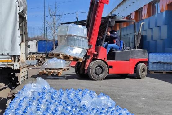 Донские власти передали пострадавшим от подтоплений жителям Оренбургской области 60 тонн питьевой воды 