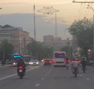 Подростки устроили высокоскоростной заезд на мотоциклах и провоцировали аварии в центре Ростова