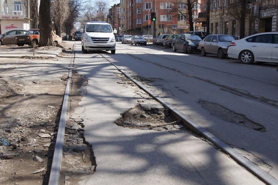 Власти Ростова рассказали кто виноват в некачественном ремонте ям на дорогах