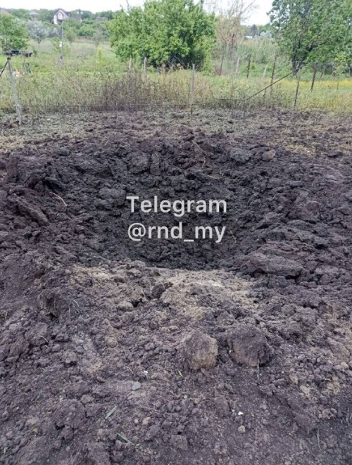 Житель Ростовской области нашел в огороде загадочный "кратер"