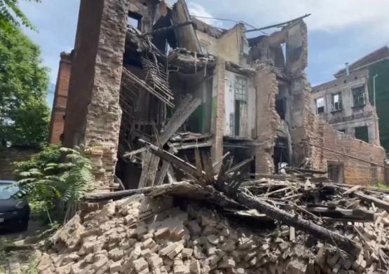 В Ростове в доме, который «не представляет угрозы» по мнению мэрии, вновь обрушилась стена