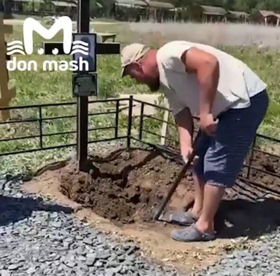 Мужчина раскапывает могилу трёхлетнего сына, чтобы доказать причастность ростовских врачей к смерти ребёнка