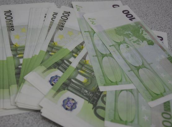 В Ростове шестеро аферистов поменяли женщине 2,5 млн рублей на фальшивую валюту