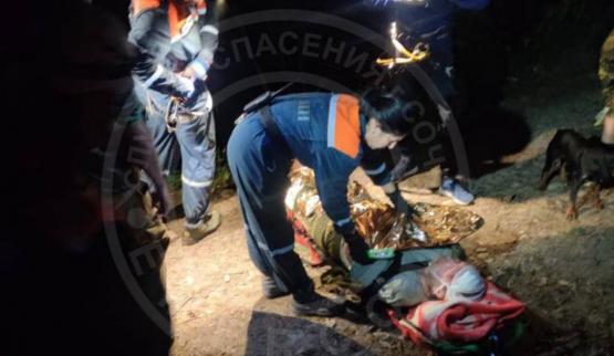 В горах Сочи отделался травмами водитель внедорожника, упавшего с 8-метрового обрыва