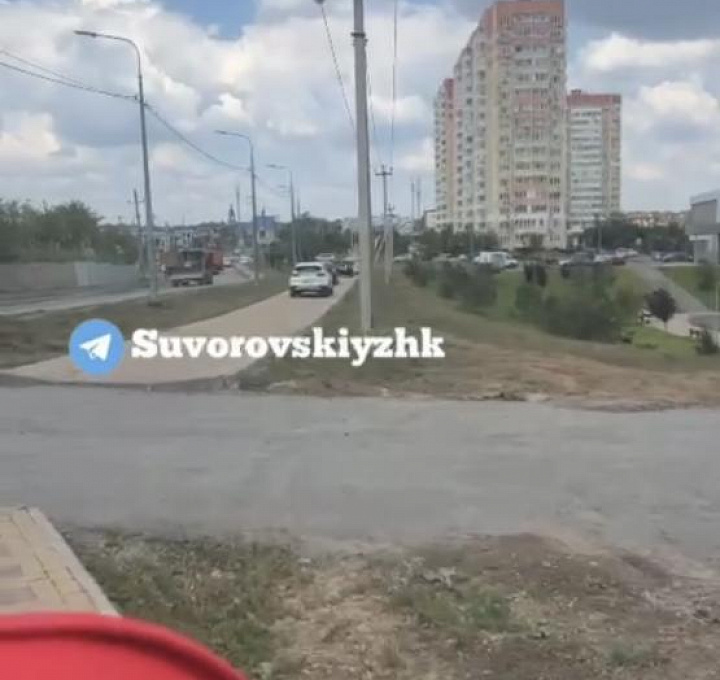 В Ростове машины едут по тротуару, где гуляют дети 