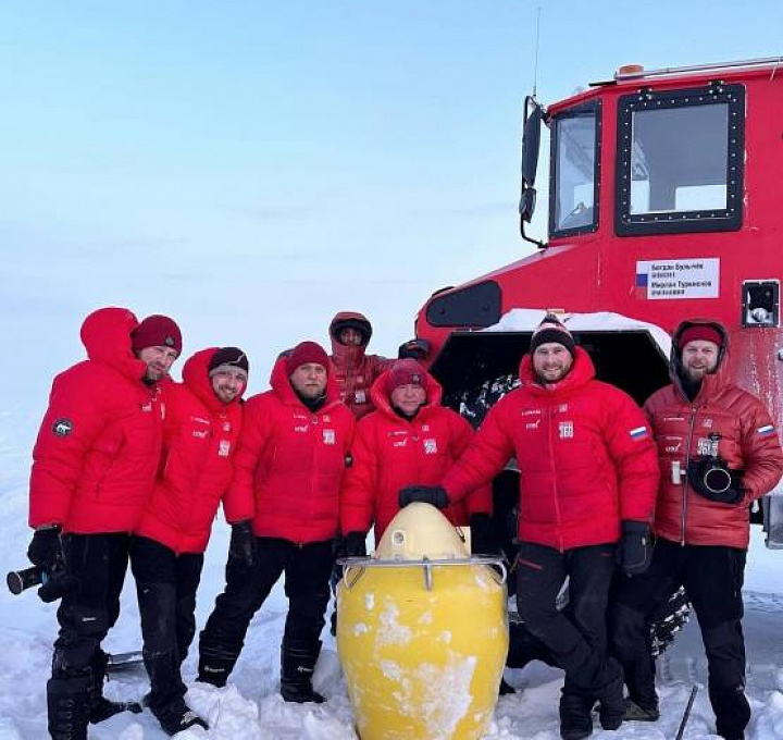 Российская экспедиция нашла во льдах Арктики буй-шпион с надписями на английском языке