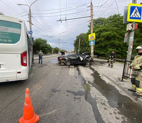 В Ростове иномарка врезалась в опору ЛЭП после столкновения с автобусом