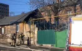 Частный дом вспыхнул в историческом центре Ростова 