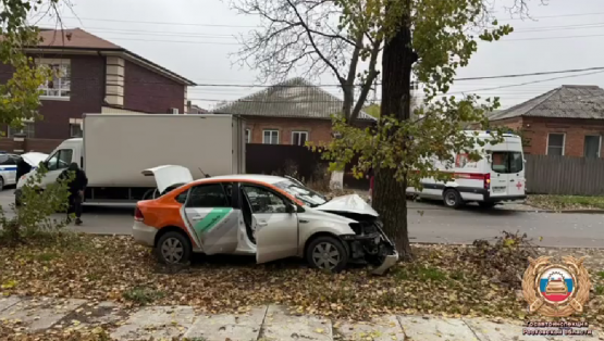 Иномарку расплющило о дерево после ДТП с грузовиком в Ростове