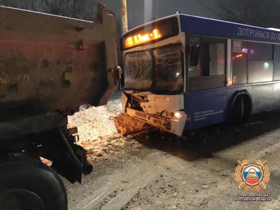 Ростовский автобус № 83 с пассажирами врезался в КАМАЗ