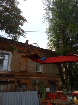 В Новочеркасске убрали дерево, упавшее на крышу дома после урагана два месяца назад