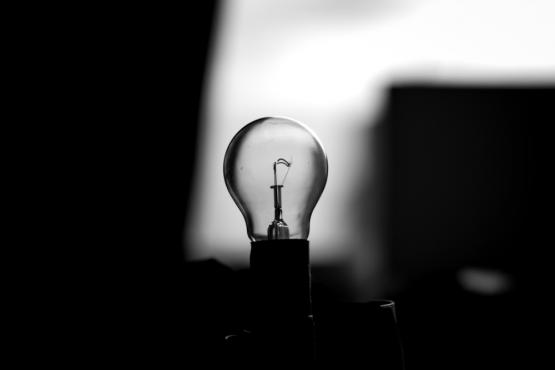 Мэр заявил о работе ПВО: в Батайске после похожего на взрывы грохота вспыхнул пожар и погас свет 