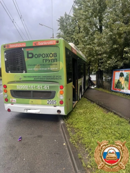 Не справился с управлением: автобус с пассажирами врезался в забор в Ростове 