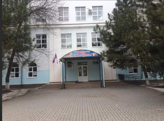 Директора школы №11 в Азове уволили после скандала с табличками