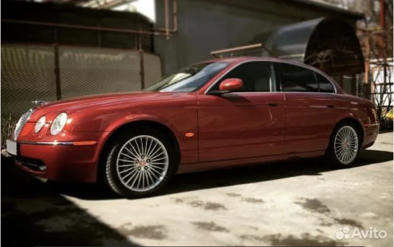 В Таганроге продают коллекционный автомобиль Jaguar S-Type