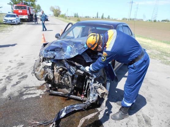 В Сальске в ДТП пассажиров зажало в одном из автомобилей
