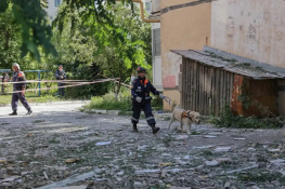 Вражеский БПЛА частично разрушил подъезд дома в Гуково