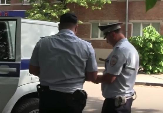 Юфимцева 10 отдел полиции. Юфимцева 10 ростов на дону отдел полиции. юфимцева 10 ростов на дону отдел полиции сотрудники. полицейский гаи штрафует кавказца.