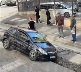 Машина с людьми провалилась в огромную яму в центре Ростова 