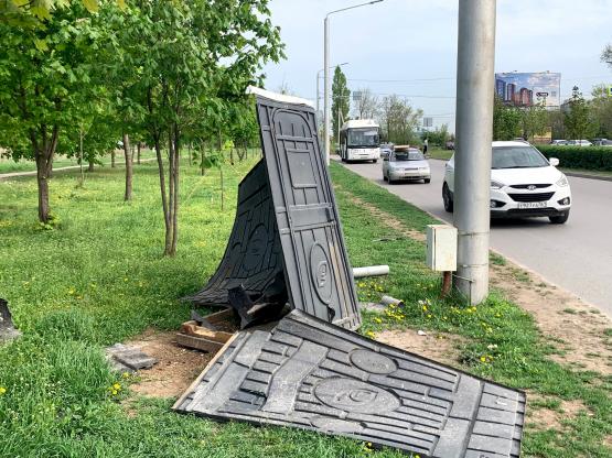 Бывший депутат показал жуткий самодельный туалет для водители автобусов в Ростове
