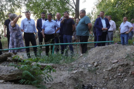  Юрий Слюсарь отчитал коммунальщиков за безалаберность в Сальске 