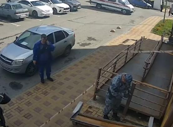 Экстренные службы и полиция оцепили ростовскую многоэтажку из-за зажигалки 
