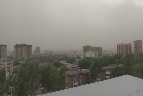 Ростов заволокло едким дымом после удара ВСУ по региону