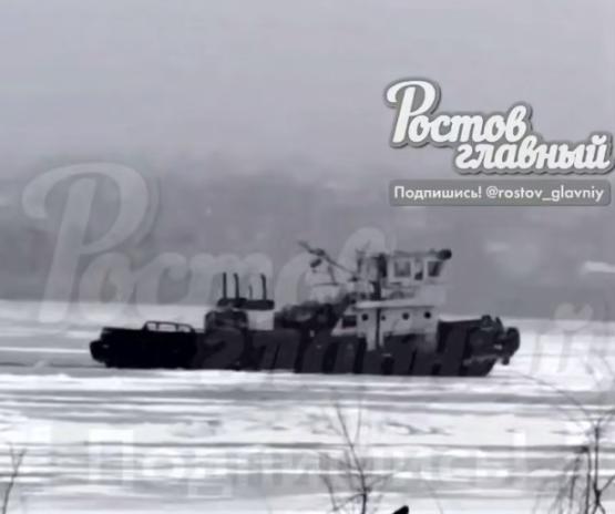 Судно застряло во льдах в Дону под Ростовом