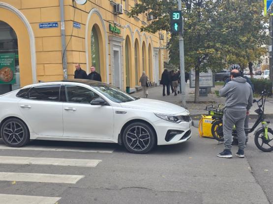 В центре Ростова автомобиль сбил курьера «Яндекс Еда»