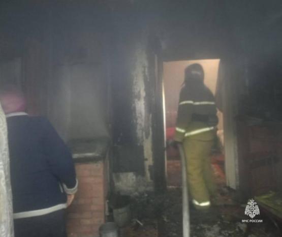 Загорелось ночью: пожар в доме на несколько квартир едва не унёс жизни людей под Ростовом 