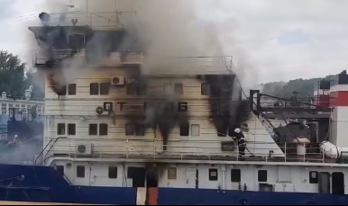 Спасатели потушили пожар на буксире в Аксайском районе