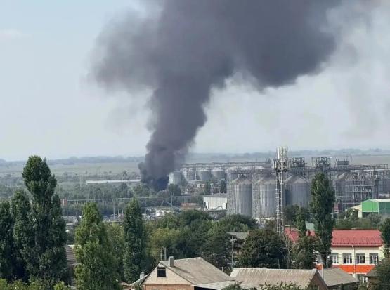 В порту Азова во время утилизации загорелось судно