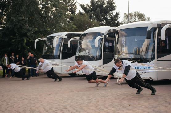 В Ростове пять силачей установили рекорд России по буксировке автобусов