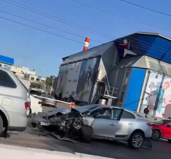 Несовершеннолетний подросток пострадал в массовой аварии в девятью машинами в Ростове 