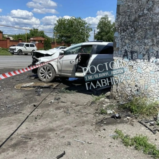 Легковушка врезалась в стену после столкновения с кроссовером в Шахтах 