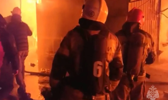 Гаражи на площади 250 квадратных метров горели в Таганроге