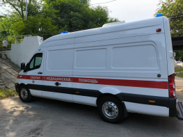 В центре Ростова подросток на велосипеде проехал на красный и попал под машину