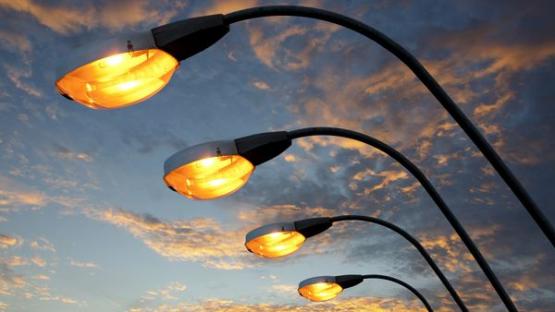 Консольные прожекторы для уличного освещения: использование и преимущества