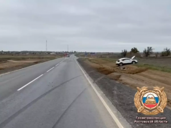 Двое детей пострадали в ДТП с перевернувшимся Nissan под Ростовом