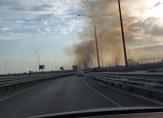 Крупный пожар на складе в Ростове тушат пожарный поезд и катер «Вьюн»