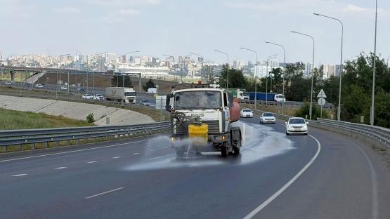 Трассы Ростовской области стали поливать водой из-за жары  