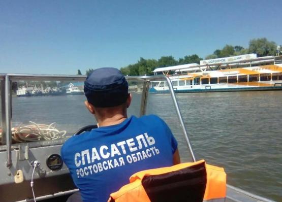 Туристов на катамаране спасли в Таганрогском заливе