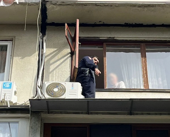 В Сочи полицейские сняли пенсионерку с козырька 4-го этажа