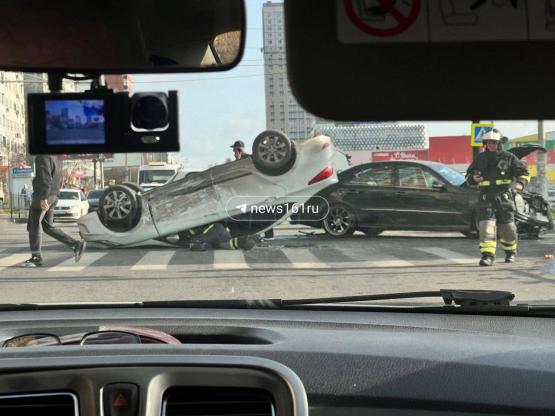 Собирается пробка: ДТП с «перевёртышем» произошло в Ростове 