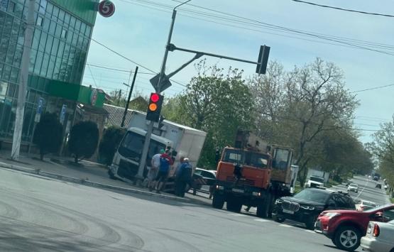 В Таганроге из-за коммунальной аварии  под асфальт провалился грузовик 