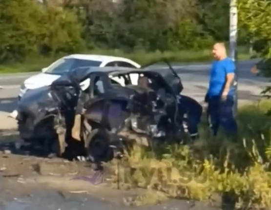 Водителя зажало в автомобиле после ДТП под Шахтами