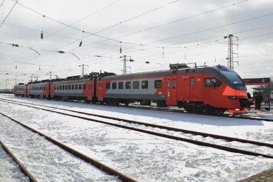 Есть погибший: электричка снесла легковушку на переезде под Целиной