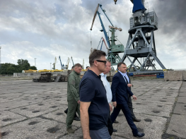 После удара вражеских БПЛА в порту Таганрога горят нефтепродукты, быстро потушить не получится 