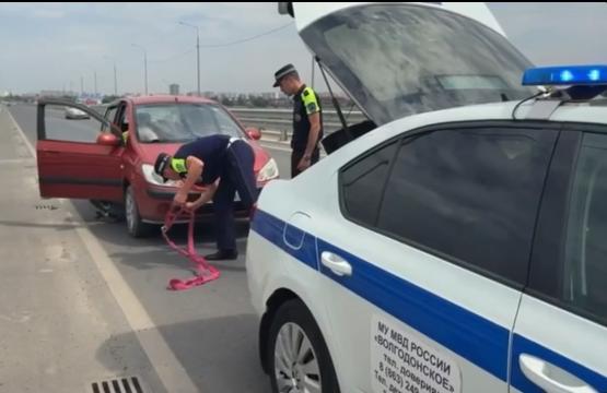 Заглохла в +40: сотрудники полиции спасли попавшую в переделку автоледи в Волгодонске